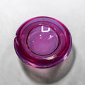 Este Cenicero de cristal Murano violeta presenta una forma circular de líneas suaves y equilibradas, con un cuerpo de cristal macizo y pulido que refleja la luz creando matices y reflejos muy atractivos.