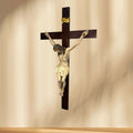 En el ámbito doméstico y litúrgico, el crucifijo ha sido tradicionalmente un objeto de oración, protección y recogimiento espiritual. 