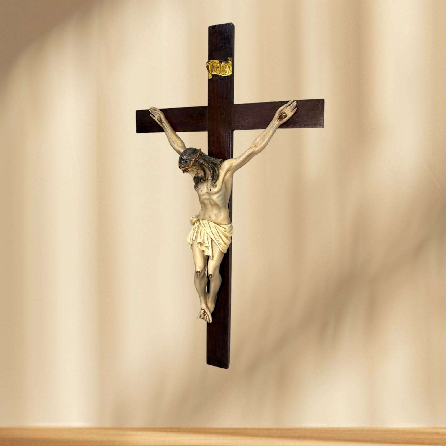 En el ámbito doméstico y litúrgico, el crucifijo ha sido tradicionalmente un objeto de oración, protección y recogimiento espiritual. 