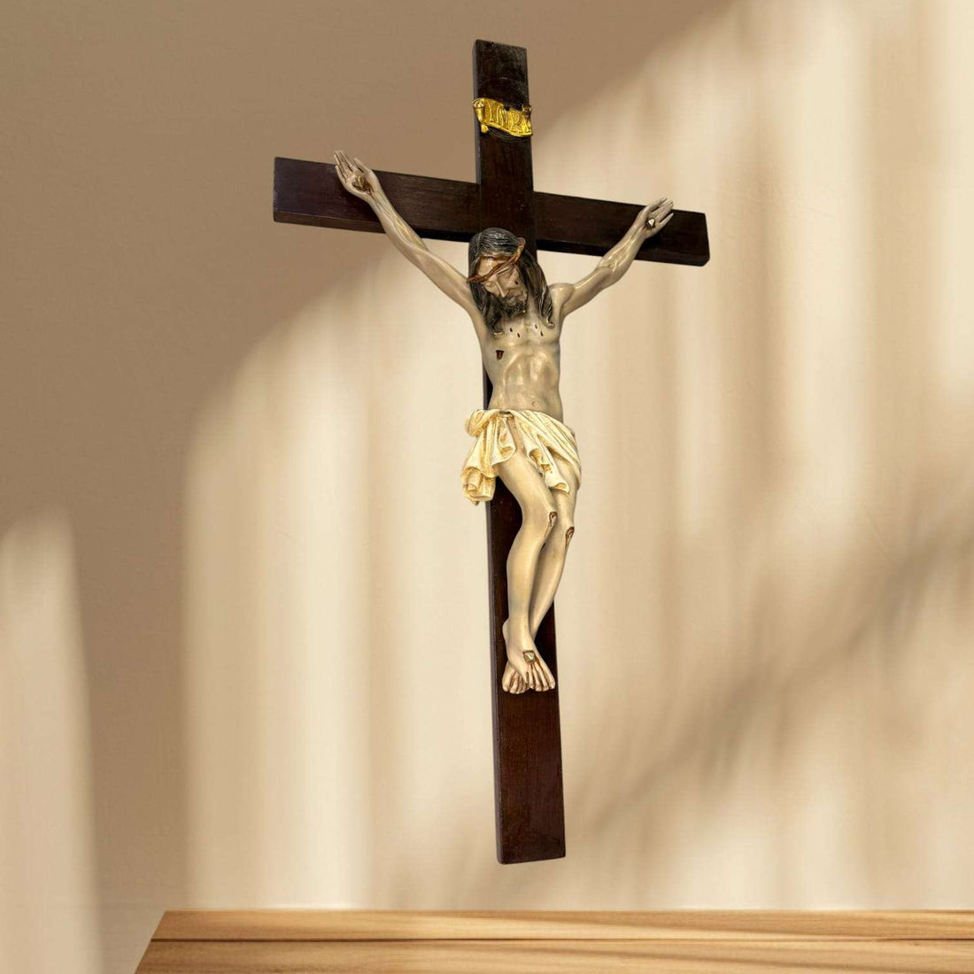 Este Crucifijo de pasta de madera es una pieza religiosa de pared con una presencia sobria, emotiva y muy elegante. 