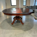 La Mesa de caoba extensible es una pieza pensada para cumplir una doble función: servir como mesa principal de comedor y, al mismo tiempo, aportar una imagen noble y distinguida al espacio.