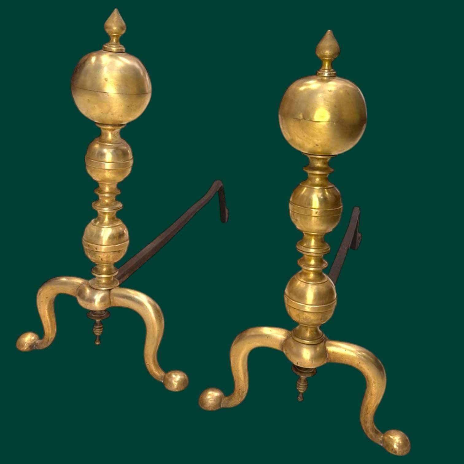 En el mercado de antigüedades se describen precisamente como soportes para leña y accesorios decorativos de hogar, muy apreciados por su carácter tradicional y señorial.