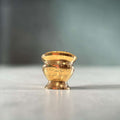 Hoy, este Florero de metal dorado con rejilla tiene además un fuerte valor decorativo. Queda magnífico en una mesa auxiliar, un escritorio, una consola o una vitrina, tanto con flores como sin ellas. 