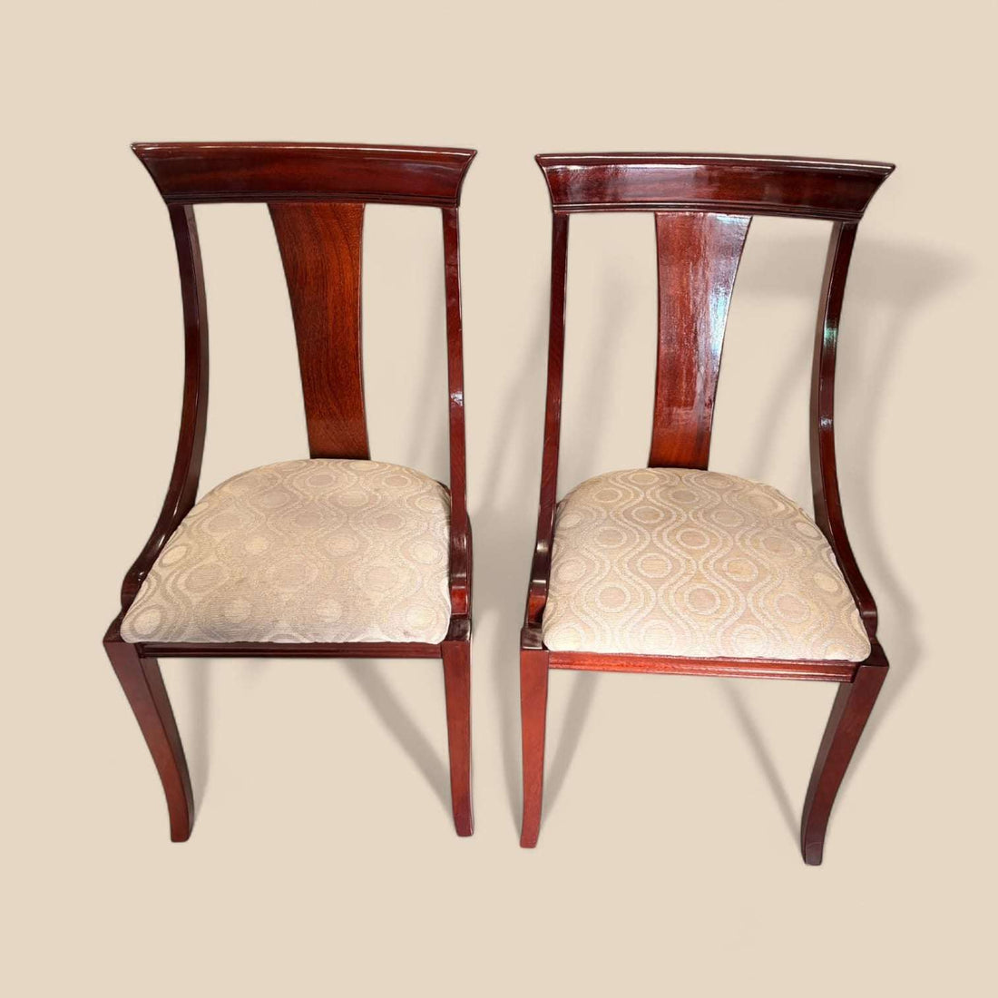 El Conjunto de 6 sillas de caoba es una propuesta ideal para vestir un comedor o salón con una estética clásica, serena y elegante.