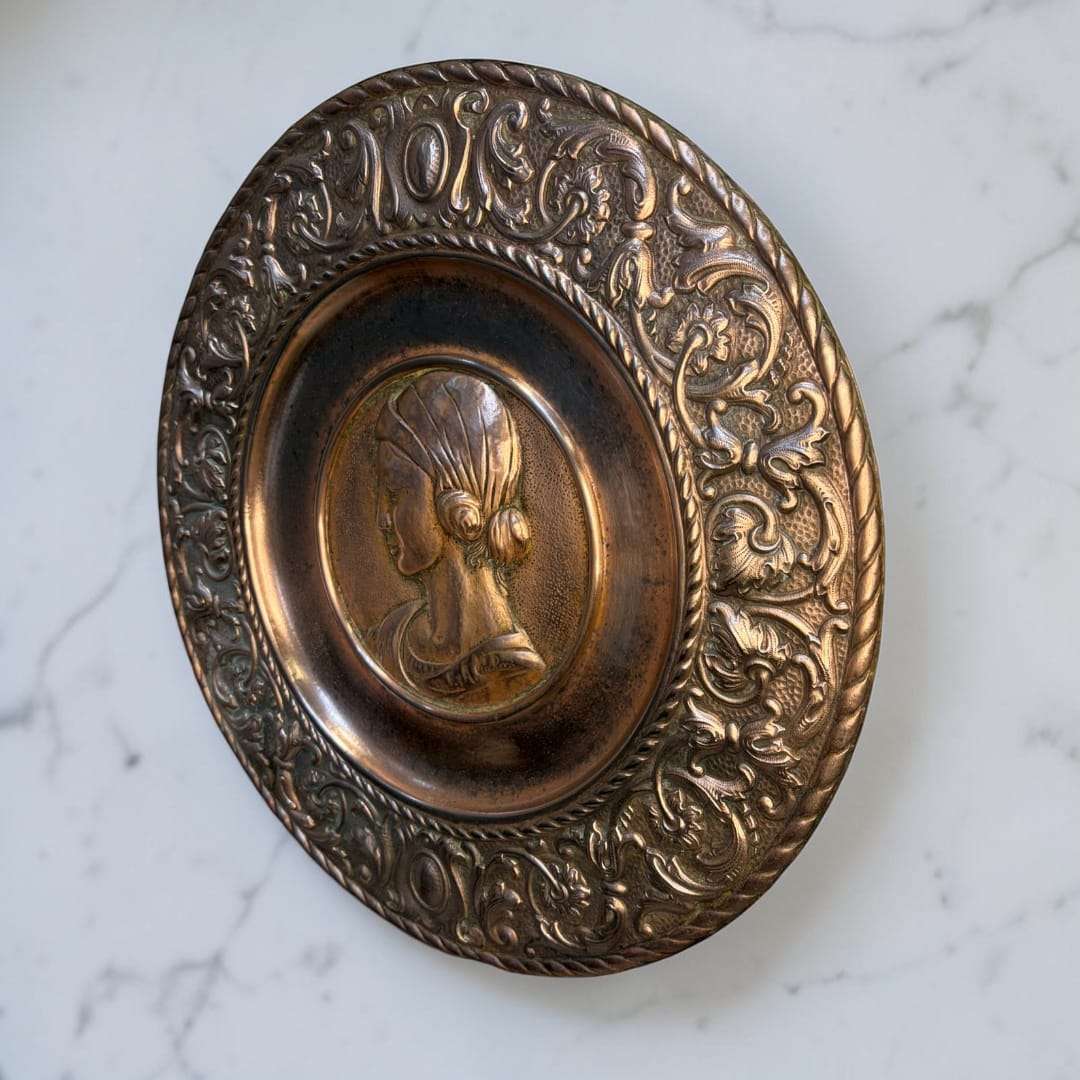 Lo que hace especialmente atractiva esta pareja de platos decorativos de cobre es la composición de sus medallones centrales. 