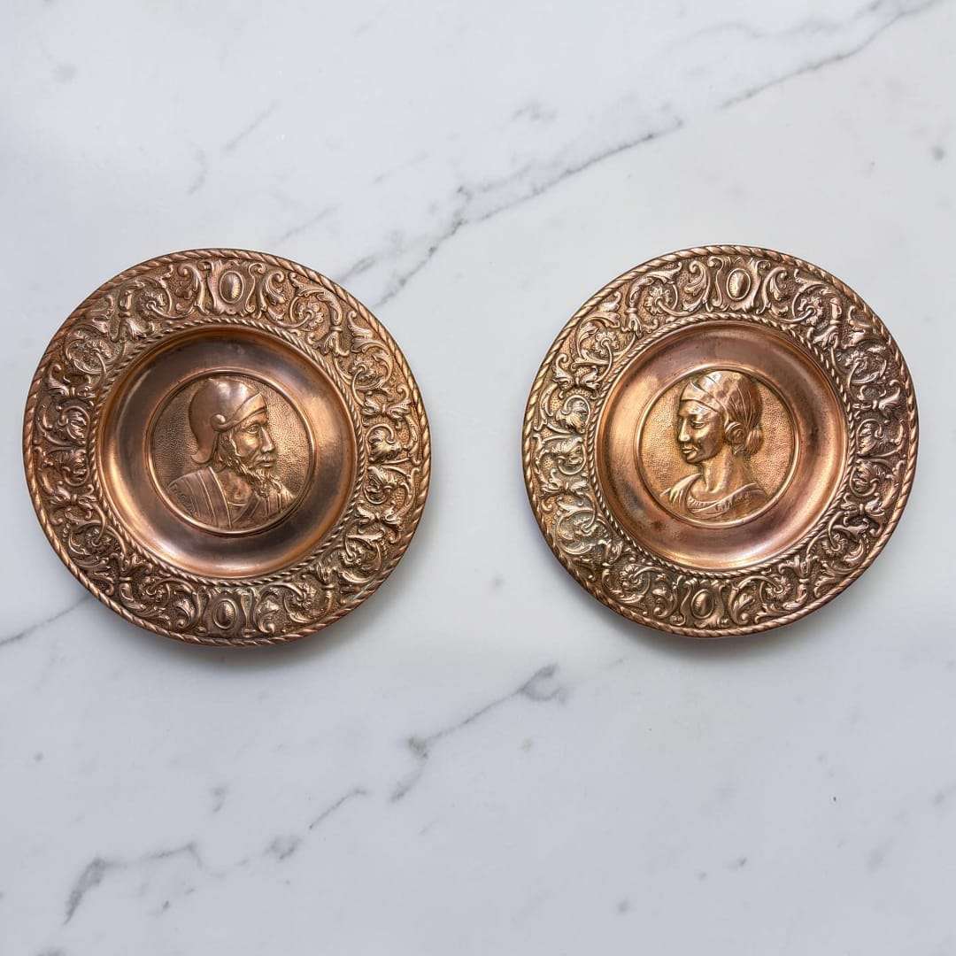Esta pareja de platos decorativos de cobre reúne fuerza visual, elegancia ornamental y un claro aire de inspiración clásica