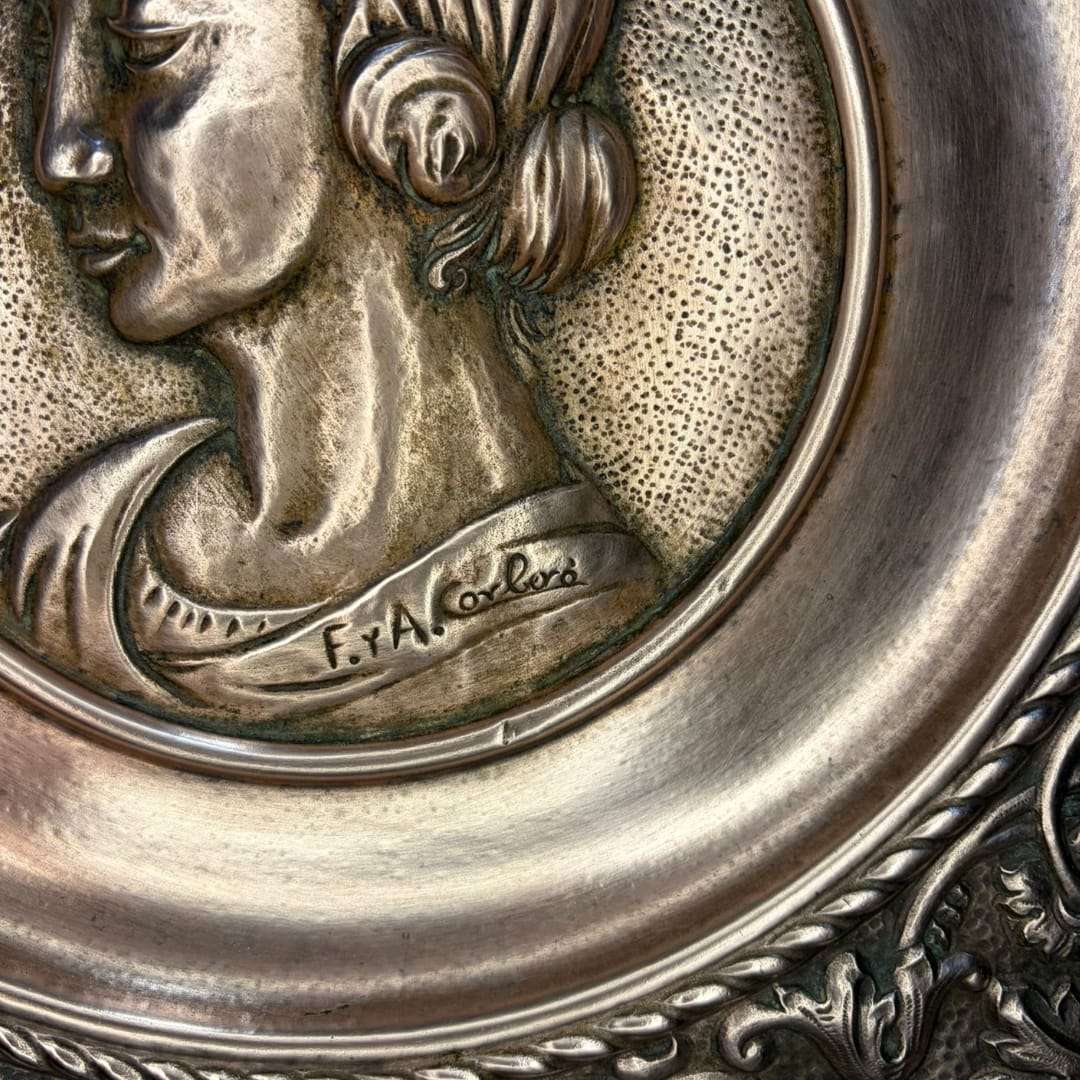 Su tonalidad cobriza, visible en las fotografías, refuerza aún más su valor decorativo y les da una presencia cálida, sofisticada y muy especial.
