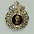 Este relicario de metal plateado con imagen de la Virgen es una pieza devocional de gran encanto, concebida originalmente para custodiar una imagen sagrada en el ámbito doméstico, acompañando la oración privada y la contemplación cotidiana. 