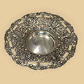 Su función original pudo estar vinculada a la presentación de mesa o al uso como centro decorativo, y hoy conserva todo su valor como objeto de colección y elemento ornamental.