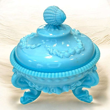 Bombonera de opalina celeste con tapa y patas