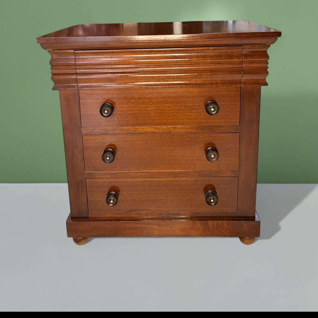 Estas Mesitas de noche de caoba son piezas auxiliares pensadas para acompañar la cama y aportar orden, apoyo y presencia decorativa al dormitorio.