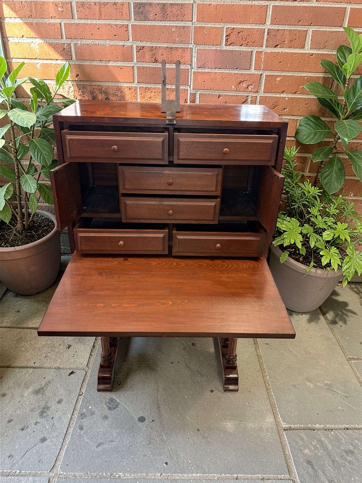 La función original de este mueble era clara: organizar la escritura, guardar documentos y ofrecer una pequeña zona de trabajo en el hogar. 