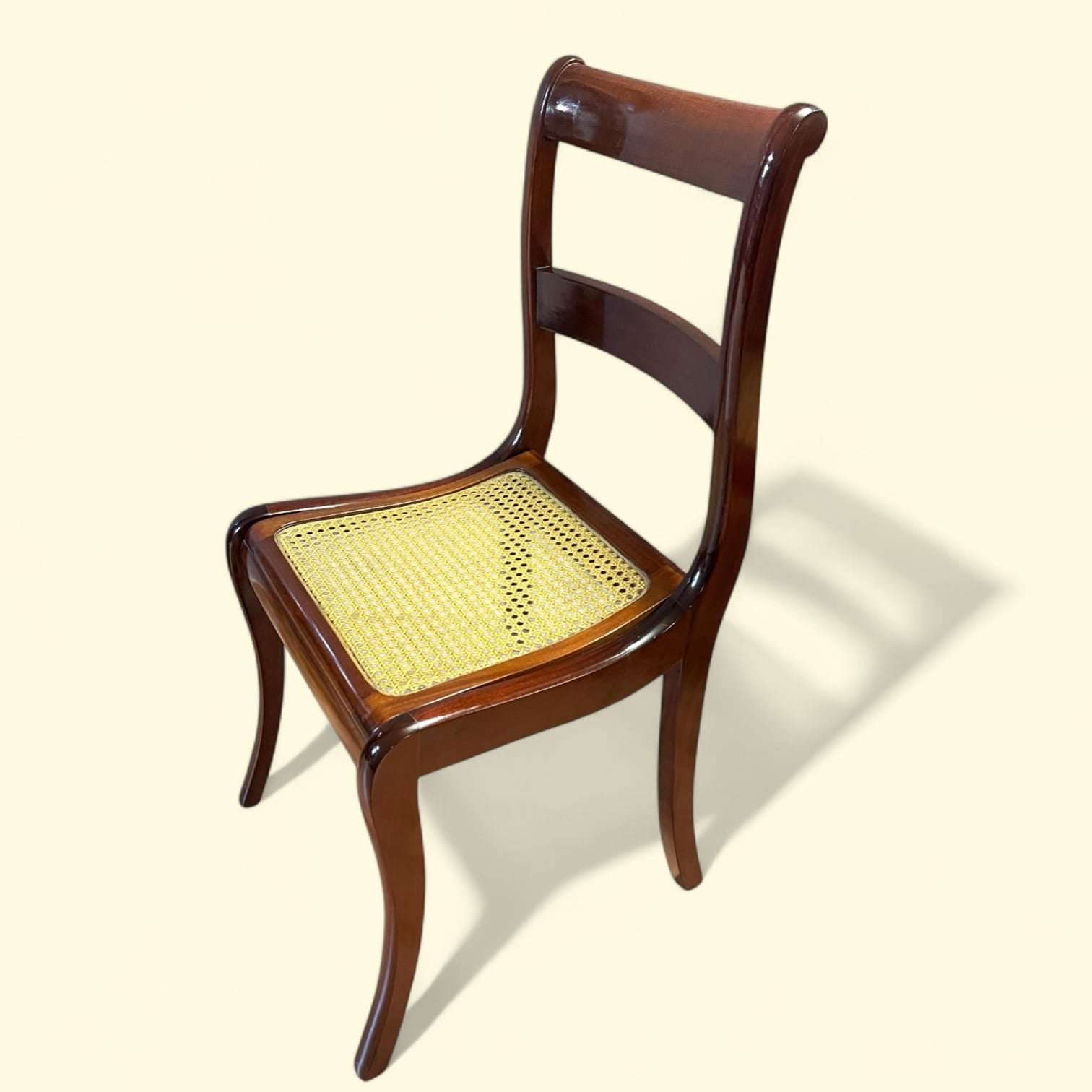 La combinación de madera noble y rejilla aporta una lectura visual ligera, sofisticada y muy atemporal.