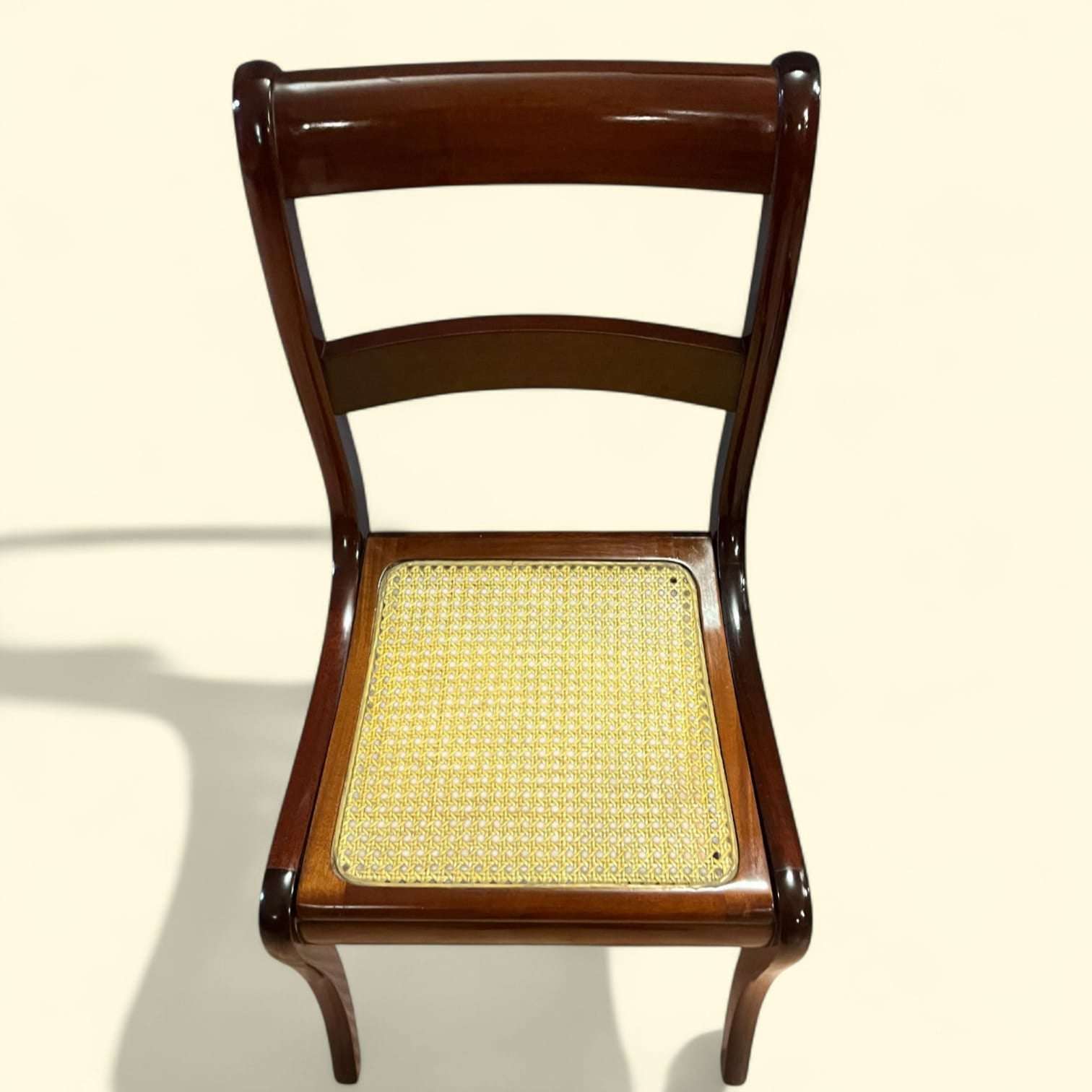 Su composición permite vestir un espacio sin recargarlo, algo muy valorado en decoración. Además, la combinación de caoba y rejilla sigue siendo muy apreciada en interiorismo por su capacidad de aportar textura, nobleza y ligereza.