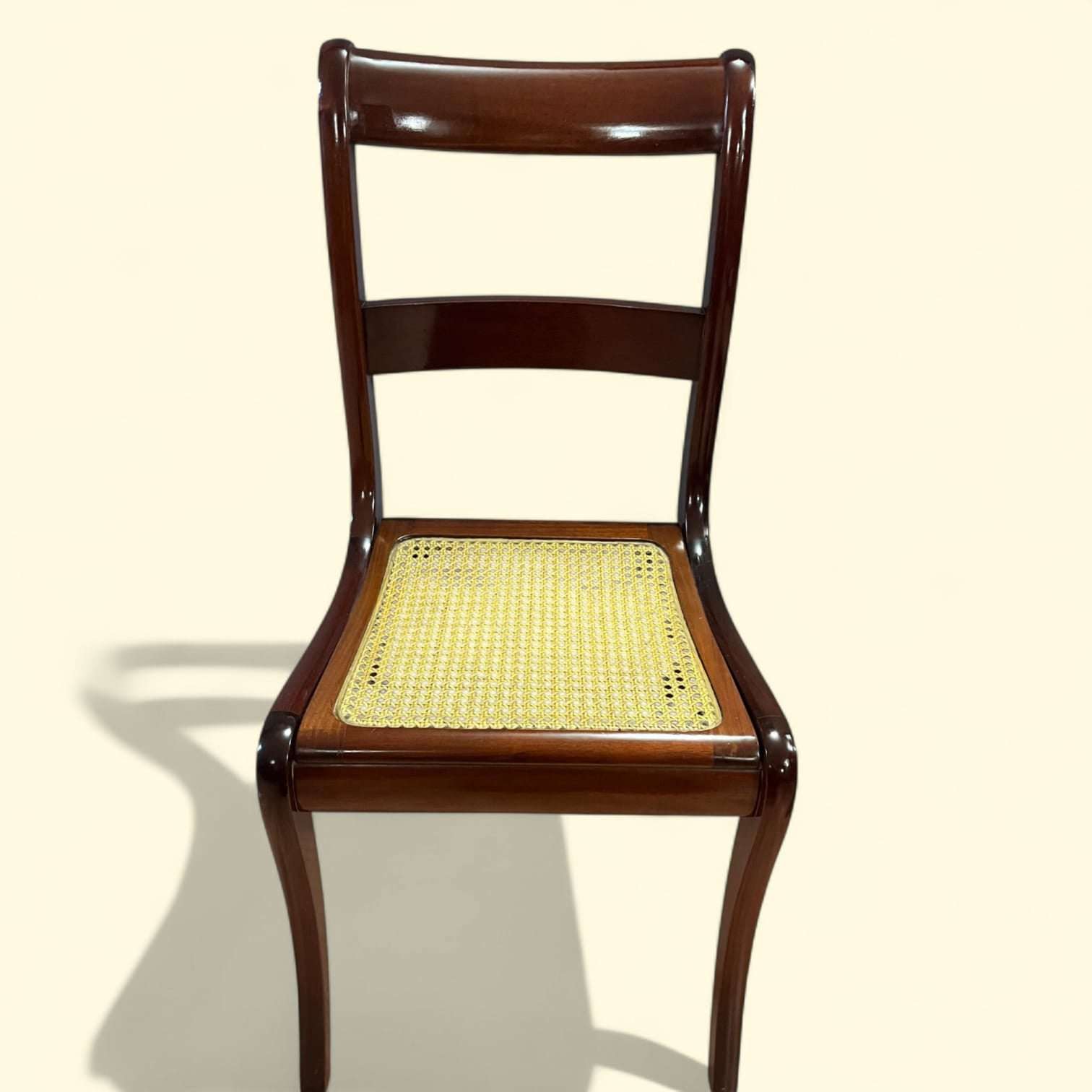 Originalmente, este lote fue concebido para el uso cotidiano en comedor o sala de estar, ofreciendo asiento estable y una imagen cuidada dentro del mobiliario doméstico. 
