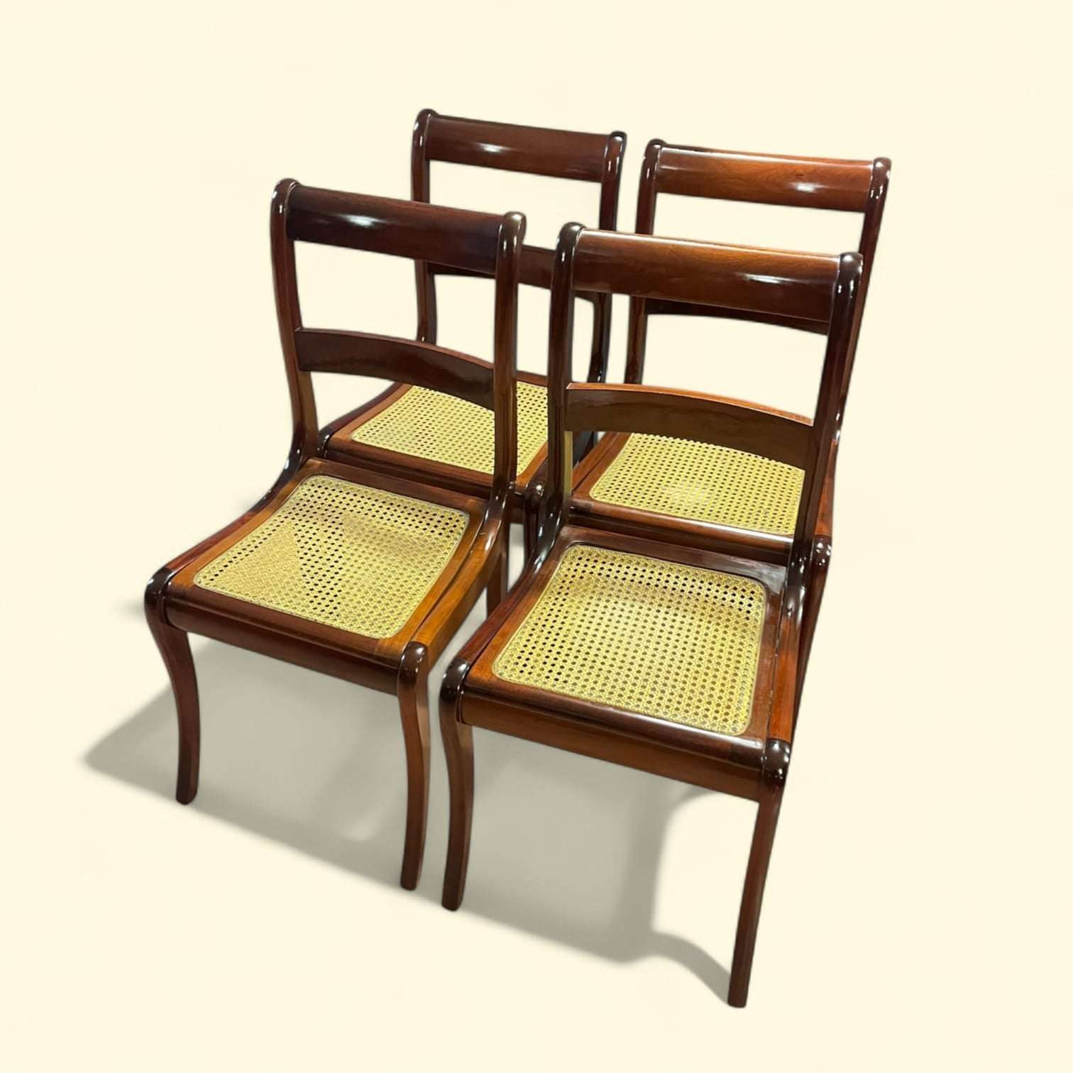 Estas Sillas destacan por su versatilidad: pueden utilizarse alrededor de una mesa de comedor, en una salita, en un dormitorio amplio o incluso en un proyecto decorativo de estilo clásico, francés o ecléctico.