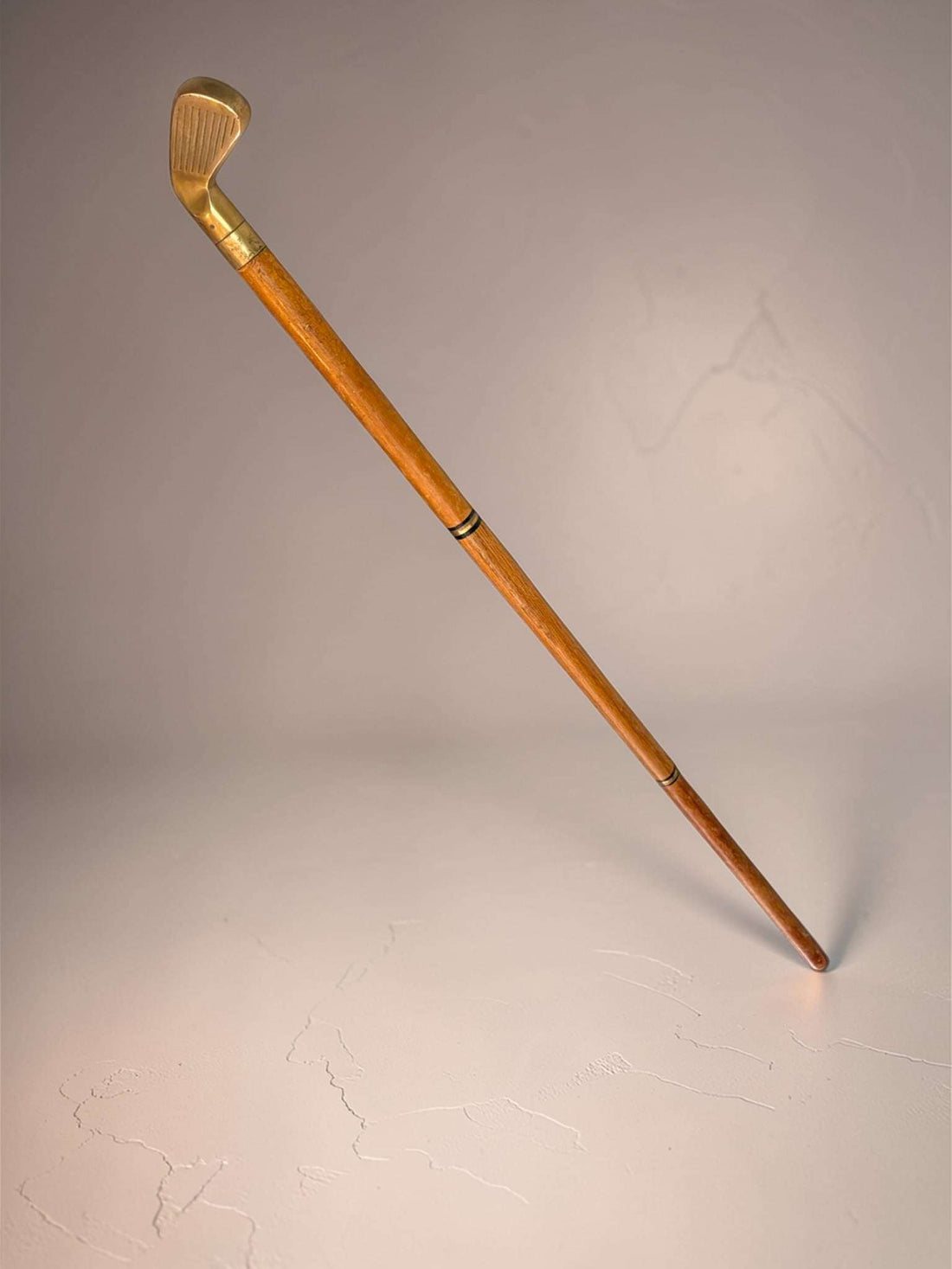 Este Bastón antiguo de madera y bronce es una pieza singular, elegante y muy decorativa, pensada originalmente como apoyo para el paseo y también como símbolo de estilo personal. 