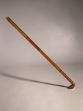 Con unas medidas de 8 x H91 cm, este Bastón destaca por su diseño estilizado y por un detalle que lo hace especialmente atractivo: su empuñadura metálica recuerda visualmente a la cabeza de un palo de golf, un motivo muy llamativo para coleccionistas o amantes de las piezas originales.