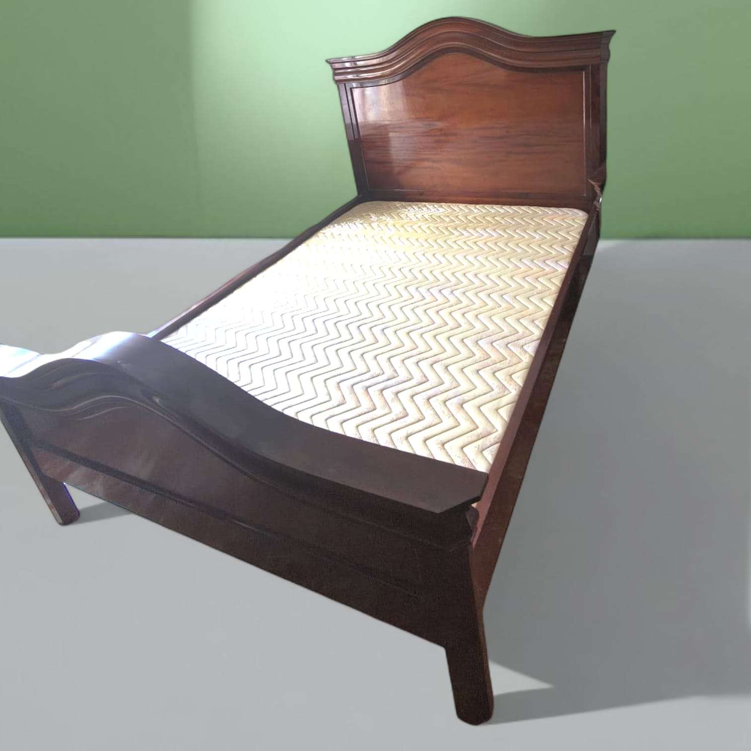 Esta Cama antigua de caoba destaca por su silueta refinada, su calidez visual y un diseño ondulado que aporta movimiento, elegancia y distinción al dormitorio. 