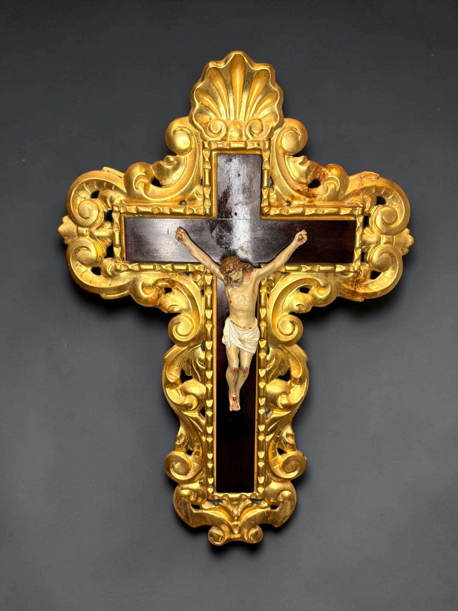 Su función original y actual es devocional y decorativa: presidir un espacio, aportar recogimiento y enriquecer con belleza sacra una estancia, capilla doméstica, despacho, entrada o salón. 