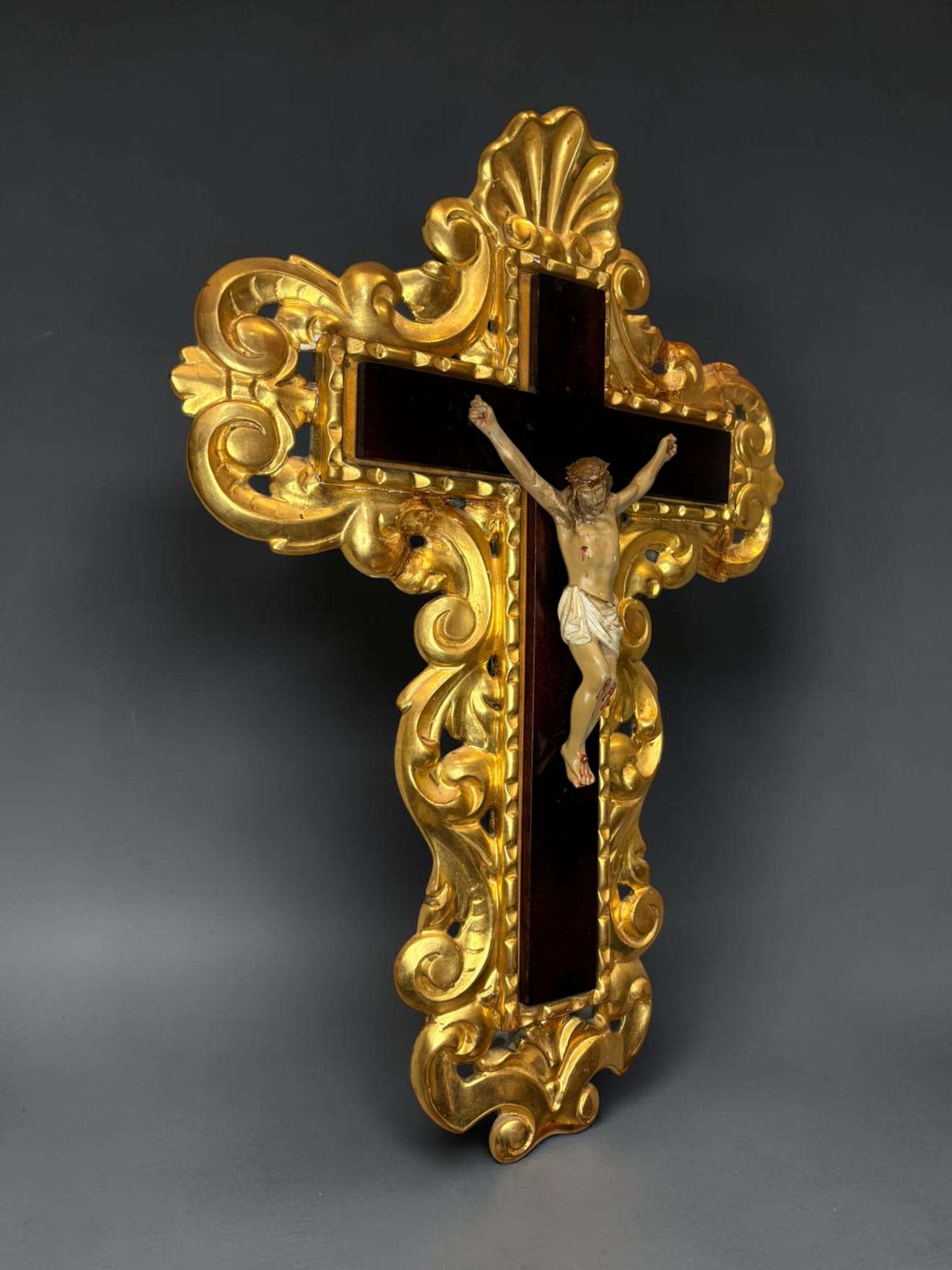 Peça única, limitada e muito especial para quem valoriza arte sacra, beleza ornamental e decoração com carácter.
