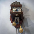 Reloj decorativo antiguo de madera y metal en interior de hogar