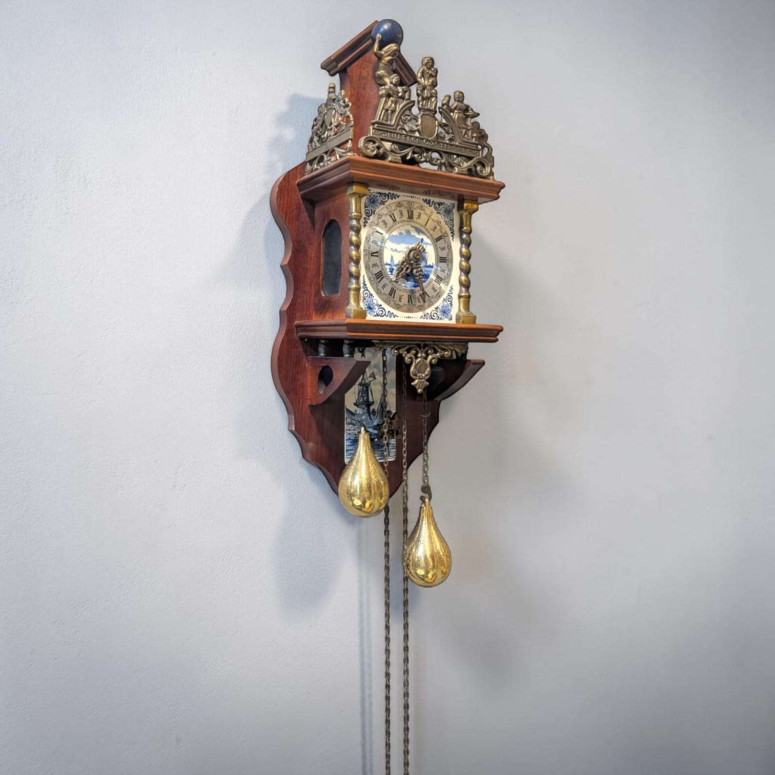 Reloj antiguo de madera y metal decorativo de pared