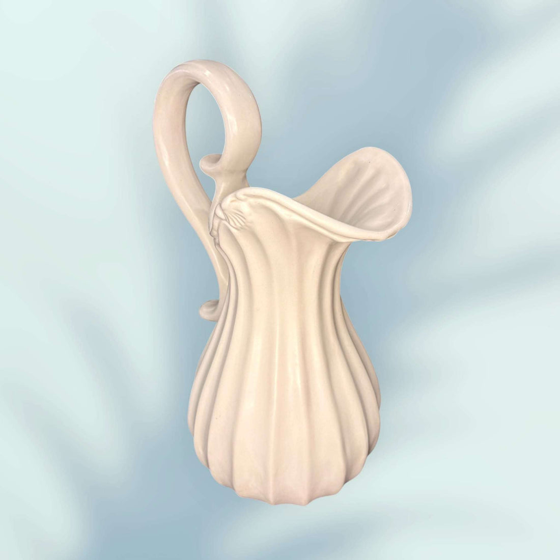 Aguamanil antiguo de porcelana con jarra y palangana decorativa para baño o interiorismo clásico