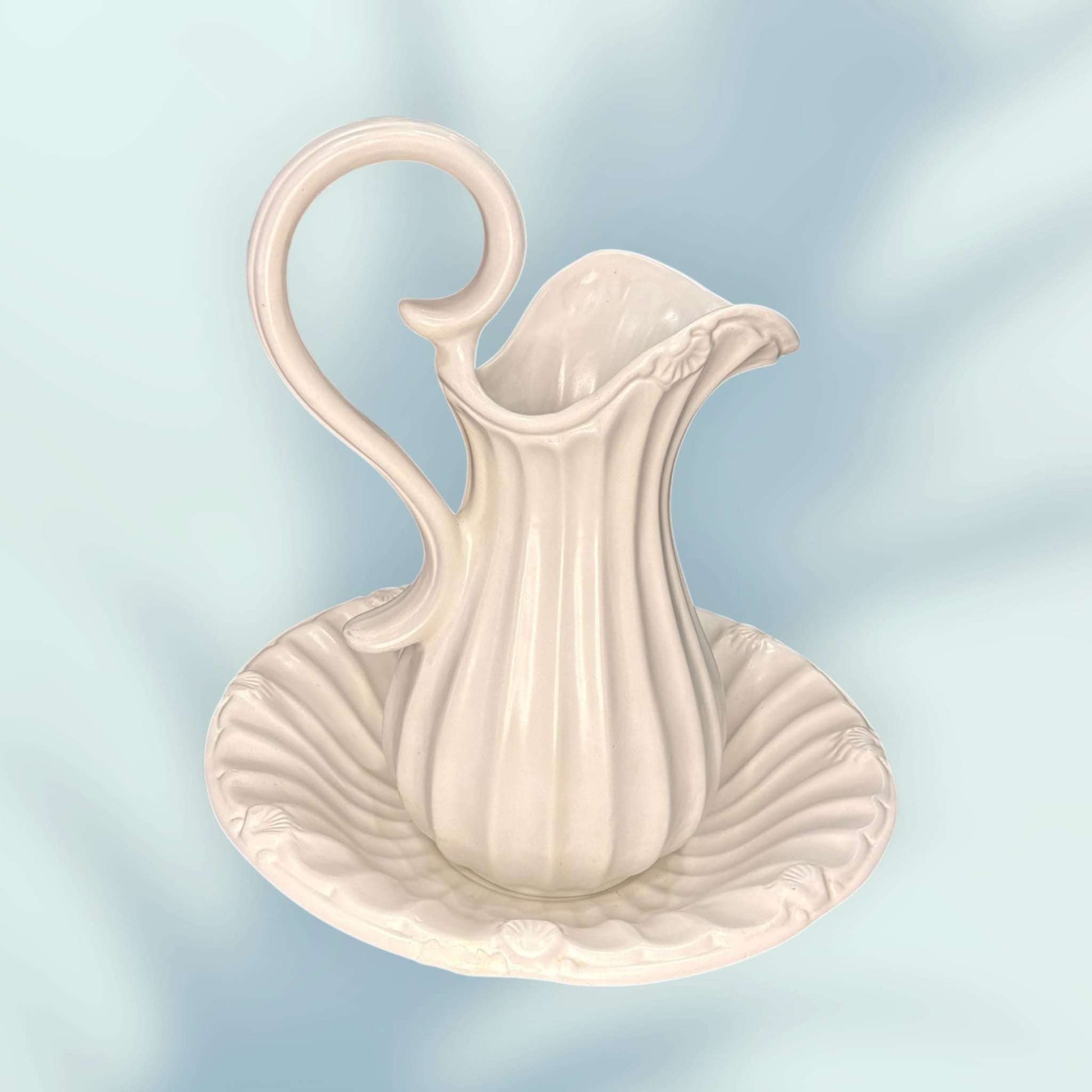 Aguamanil antiguo de porcelana con jarra y palangana decorativa para baño o interiorismo clásico