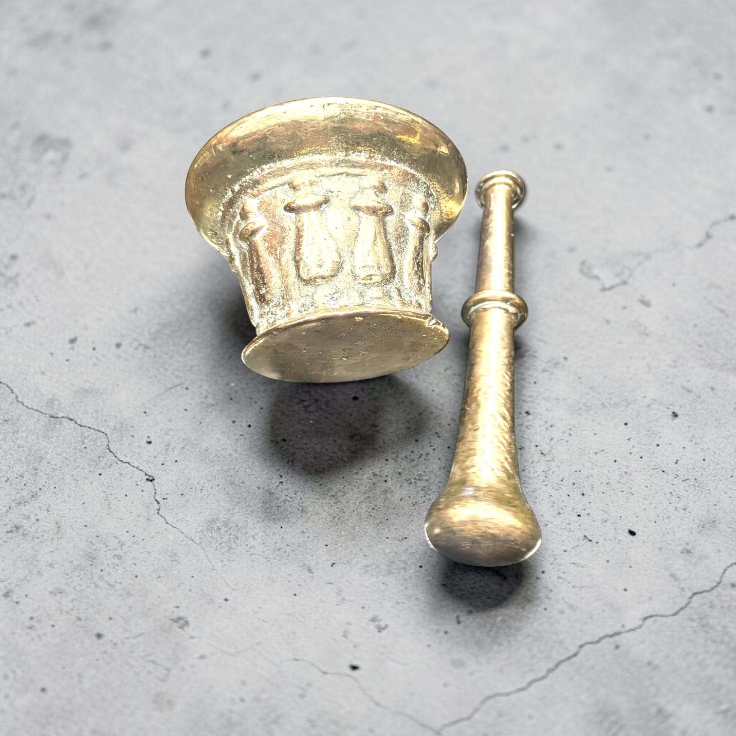 Morteros antiguos de bronce de costilla decorativos