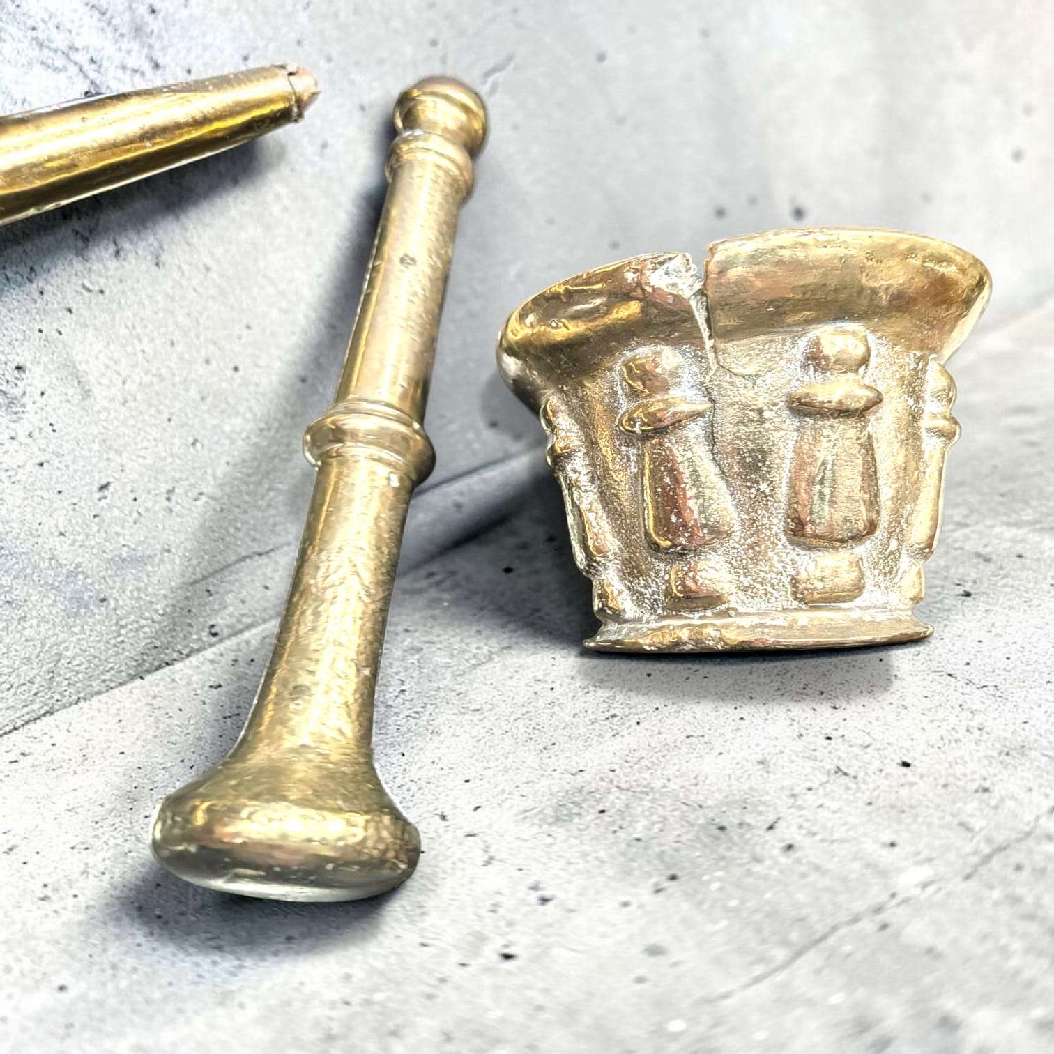 Morteros antiguos de bronce de costilla decorativos y de colección