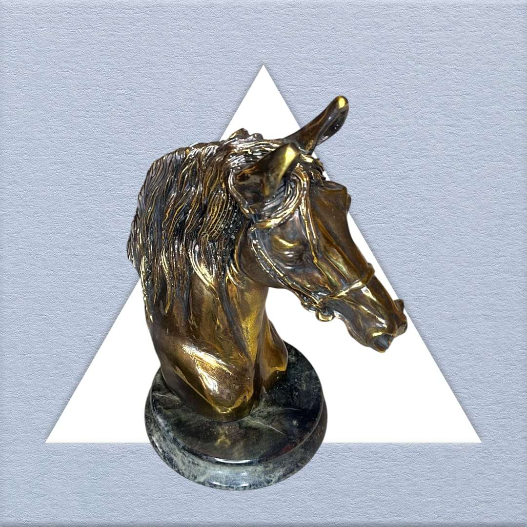 Escultura de caballo antiguo con base de mármol y baño metálico decorativa