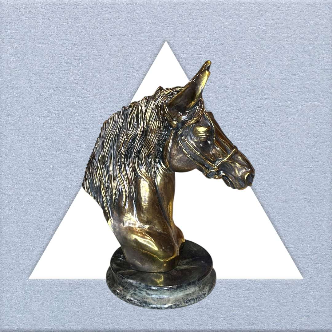 Figura ecuestre de caballo con acabado metálico y base de mármol, decoración elegante para hogar y jardín