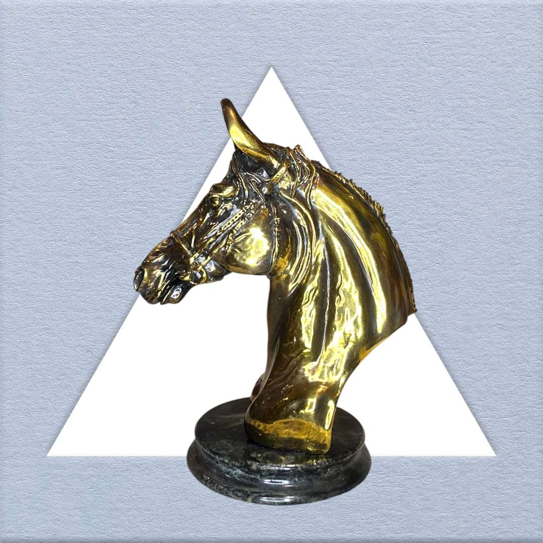 Escultura de caballo decorativa en estilo antiguo con base de mármol y baño metálico, ideal para decoración de hogar y jardín