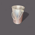 Su superficie muestra acabado en aluminio mate con brillo suave, acompañado de pequeñas marcas, rozaduras y señales de uso que reflejan su historia real. 
