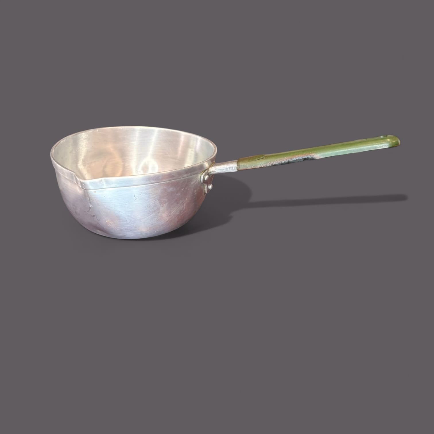 
El cuerpo en aluminio muestra un acabado satinado con marcas de uso, pátina y pequeñas irregularidades, visibles en las imágenes, que reflejan su historia real.