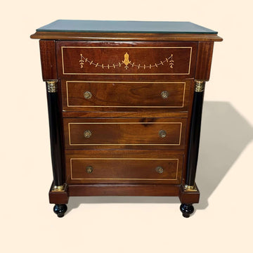 Las Mesitas de noche son muebles auxiliares pensados originalmente para colocarse a ambos lados de la cama y mantener al alcance los objetos de uso diario: lámpara, libros, gafas, joyero, reloj, pequeños accesorios o documentación personal.