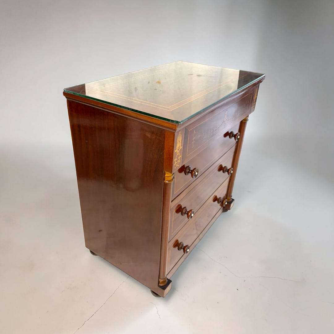  La composición se organiza con un cajón superior estrecho y tres