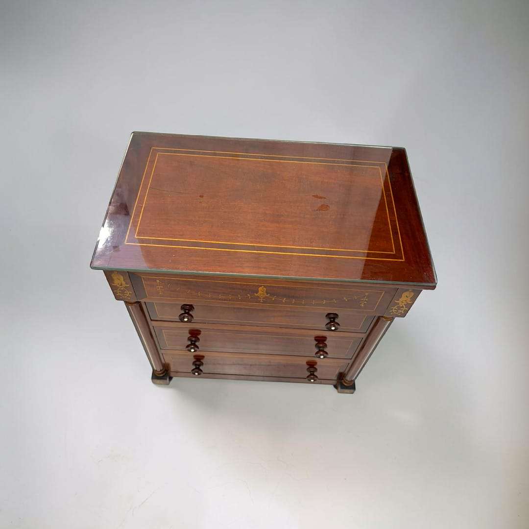  La composición se organiza con un cajón superior estrecho y tres