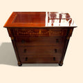 La&nbsp;Cómoda combina utilidad real con un valor decorativo evidente, convirtiéndose en una compra ideal para quien busca un mueble antiguo con personalidad, elegan