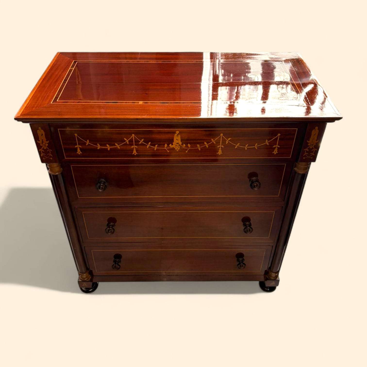 La&nbsp;Cómoda combina utilidad real con un valor decorativo evidente, convirtiéndose en una compra ideal para quien busca un mueble antiguo con personalidad, elegan