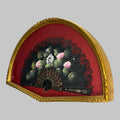 
Originalmente concebida como elemento de exposición y protección del abanico, hoy esta Abaniquera se ha convertido en una pieza clave dentro de la decoración clásica y vintage, perfecta para salones, dormito