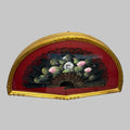 
Originalmente concebida como elemento de exposición y protección del abanico, hoy esta Abaniquera se ha convertido en una pieza clave dentro de la decoración clásica y vintage, perfecta para salones, dormito