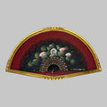 En su interior, esta Abaniquera alberga un abanico negro decorativo, con delicados motivos florales en tonos suaves que contrastan de forma elegante sobre el fondo oscuro. 