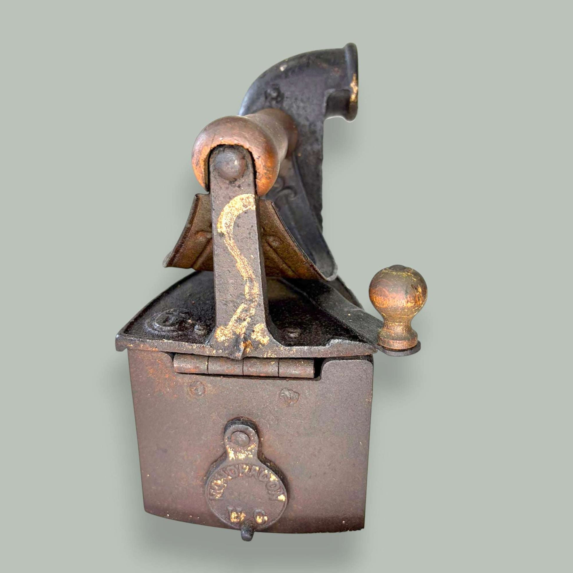 Esta Plancha de carbón antigua de forja representa la esencia más pura de la artesanía utilitaria tradicional. 
