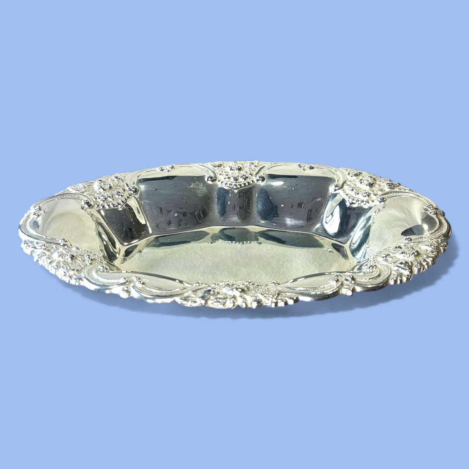 Panera antigua de metal plateado decorativa para mesa elegante