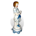 Su función original fue esencialmente ornamental, concebida para embellecer salones, vitrinas, consolas o mobiliario de representación, y hoy mantiene ese mismo valor decorativo, además de un claro interés para coleccionistas de porcelana europea. 