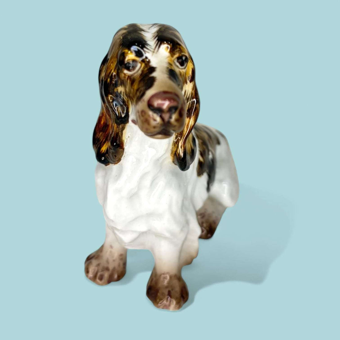 Este Perro de porcelana es una pieza decorativa de gran atractivo visual, ideal para quienes buscan objetos con personalidad, brillo y una presencia serena dentro del hogar. 