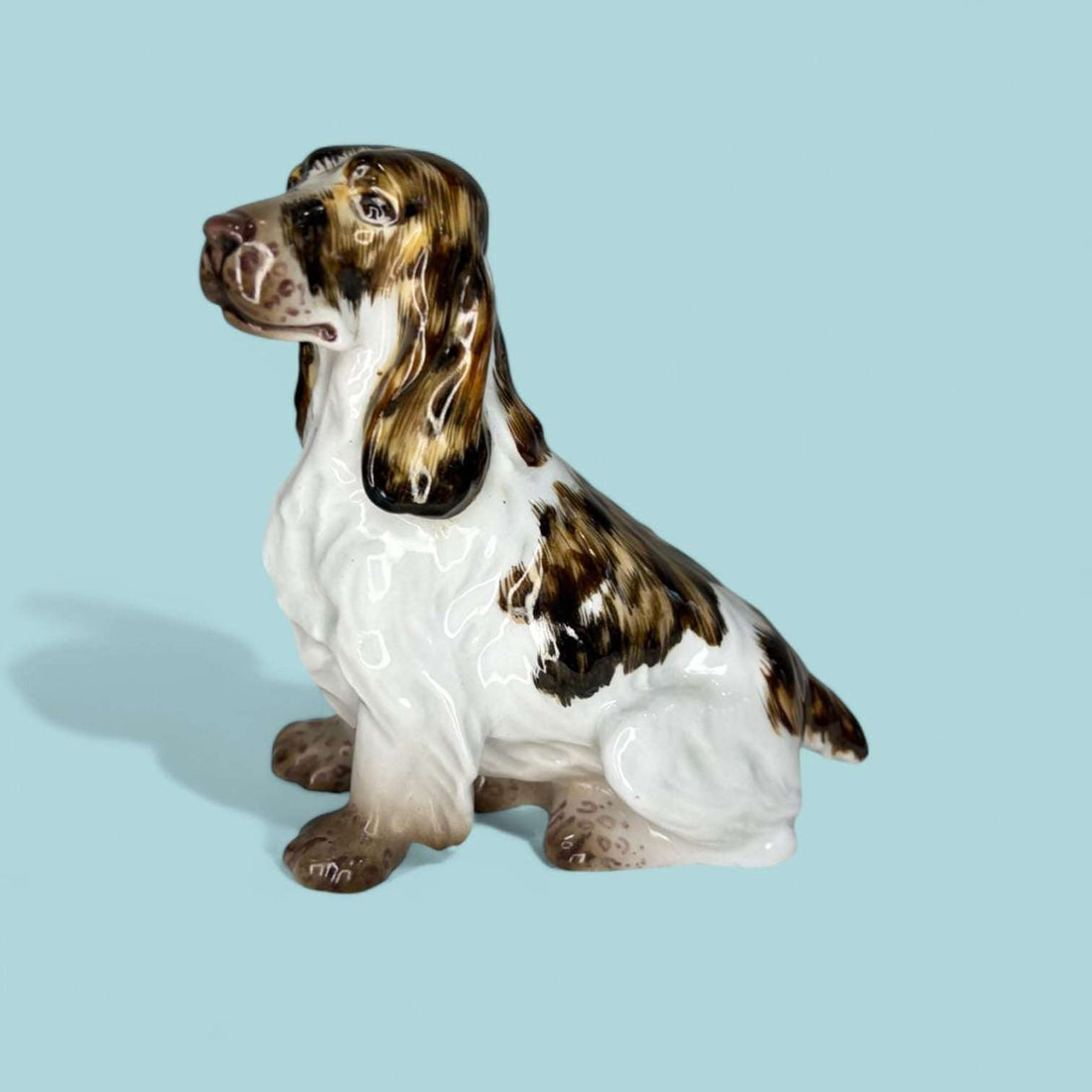 Este Perro de porcelana es una pieza decorativa de gran atractivo visual, ideal para quienes buscan objetos con personalidad, brillo y una presencia serena dentro del hogar. 