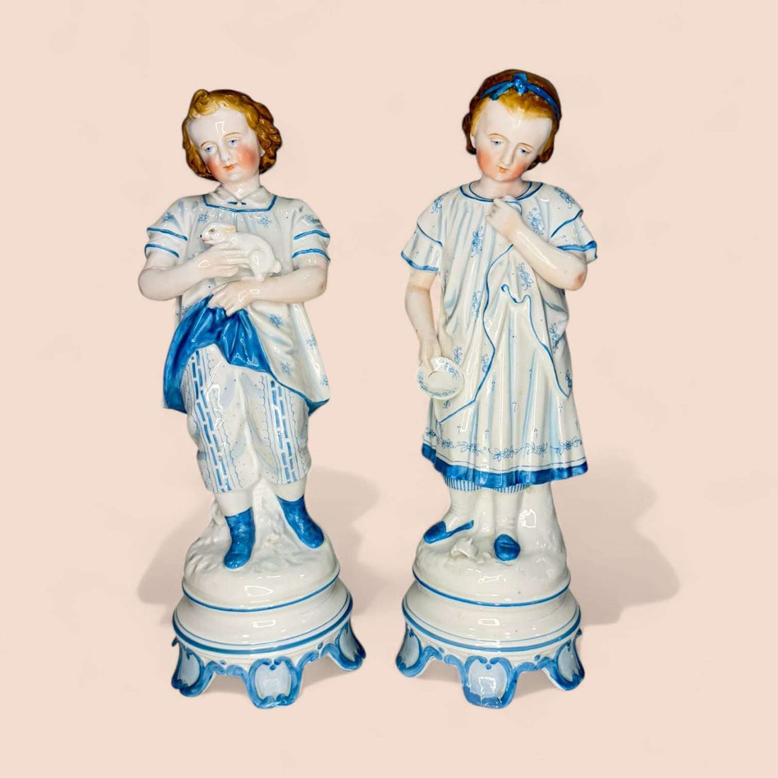 Esta pareja de Figuras de porcelana alemana antigua del siglo XIX destaca por su enorme delicadeza visual y por la dulzura de su escena. 